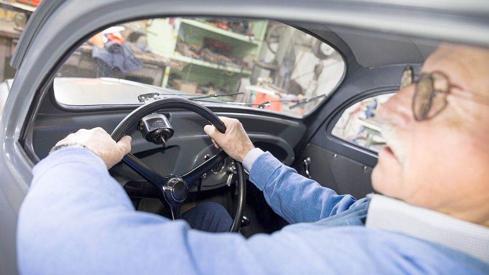Im Innenraum ist für größere Menschen kaum Platz, die Beine unter das Lenkrad zu bekommen. Foto: Moritz Frankenberg