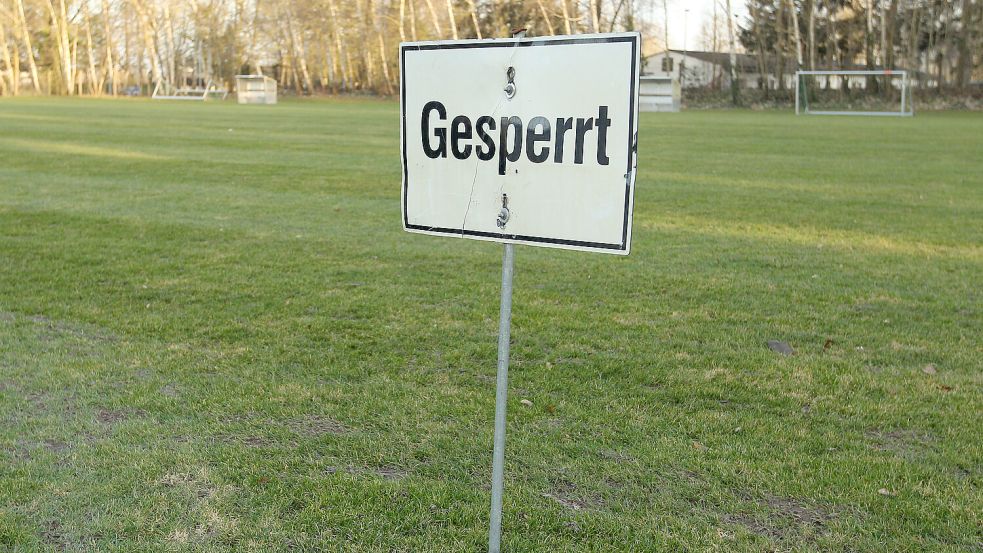 Nicht alle Fußballspiele werden an diesem Wochenende stattfinden. In der Bezirksliga fiel am Freitag schon die Partie in Westrhauderfehn aus. Symbolbild: Imago