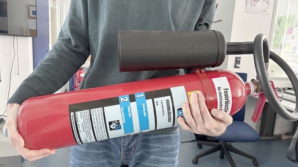 Gerade hat die EU-Kommission den Einsatz von giftigen PFAS-Chemikalien in Feuerlöschschaum eingeschränkt. Sie sind aktuell auch in ganz normalen Feuerlöschern zu finden. Foto: Hanz