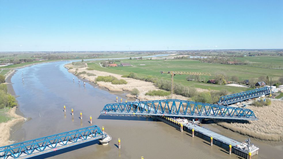 Die Ems mit der Friesenbrücke bei Weener: Über die Flüsse landen Jahr für Jahr tonnenweise giftige PFAS-Chemikalien und andere Schadstoffe in der Nordsee. Foto: Lars Penning/dpa