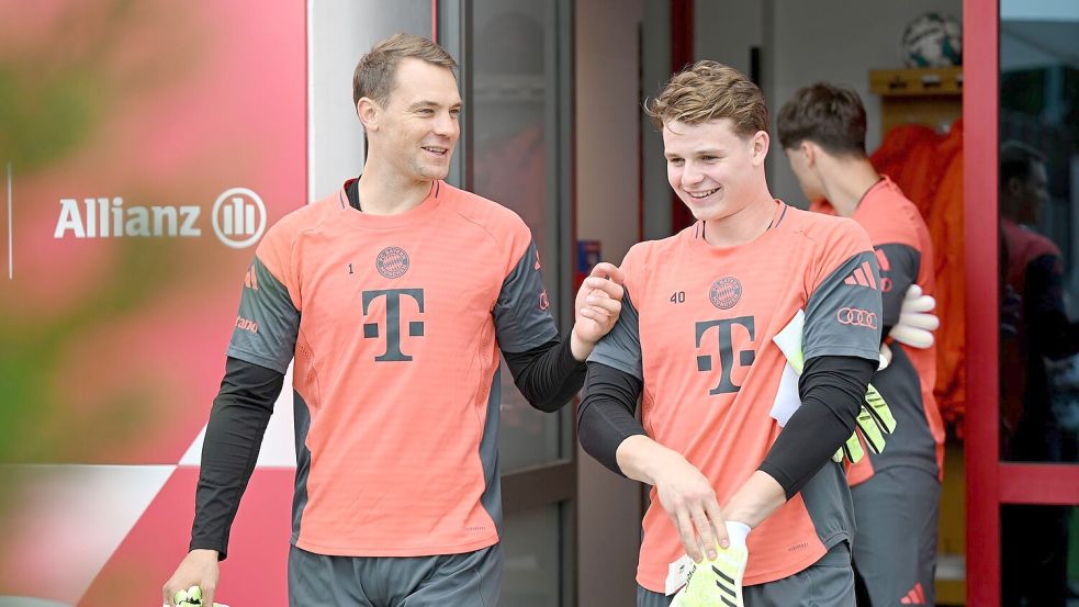 Jonas Urbig (r) darf gegen Gladbach statt Manuel Neuer (l) im Tor ran. Foto: Harry Langer