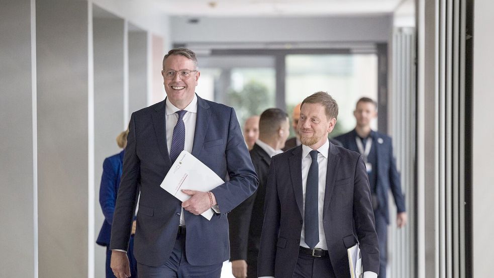 Der Vorsitzende der Ministerpräsidentenkonferenz Alexander Schweitzer (SPD) und sein Vize, Michael Kretschmer (CDU) sehen sich als „Möglichmacher“. Foto: Hannes P. Albert/dpa