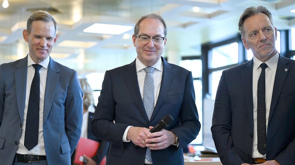 Hendrik Streeck (l-r), Drogenbeauftragter der Bundesregierung, Alexander Dobrindt (CSU), Bundesinnenminister, und Holger Münch, BKA-Präsident. Foto: Arne Dedert