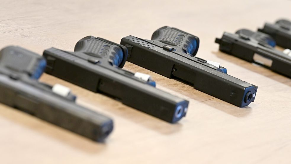 Kriminelle verwenden auch zu scharfen Waffen umgebaute Schreckschusswaffen. Foto: Arne Dedert