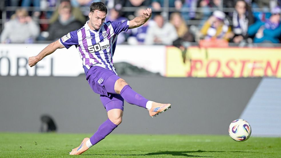 Ab der kommenden Spielzeit wird Derbystar der neue Ballausstatter sein: VfL-Stürmer Robin Meißner und die Spieler der 3. Liga spielen aktuell mit einem Ball von Adidas. Foto: Michael Titgemeyer