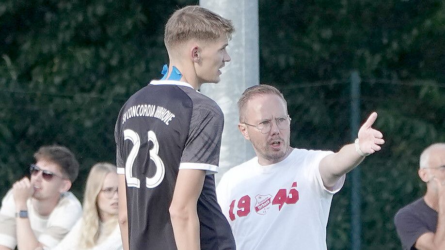 Christian van Hoorn (rechts) hofft darauf, dass seinen Mannschaft die richtige Mischung findet. Foto: Lohmann