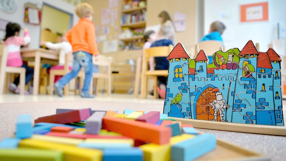 Spielzeug liegt in einer Kindertagesstätte auf dem Boden. Foto: Monika Skolimowska/dpa