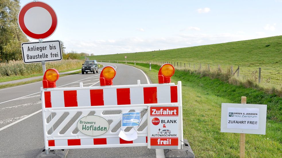 Betroffene Unternehmen machen an der Absperrung beim Emstunnel darauf aufmerksam, dass man sie erreichen kann. Foto: Bodo Wolters
