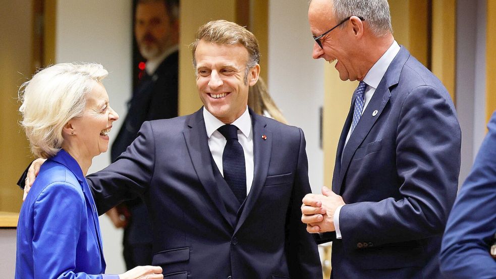 Die Fröhlichkeit hat nicht lange gehalten: Bundeskanzler Friedrich Merz spricht mit Emmanuel Macron und Ursula von der Leyen während einer Arbeitssitzung beim EU-Gipfel in Brüssel. Foto: dpa/Geert Vanden Wijngaert