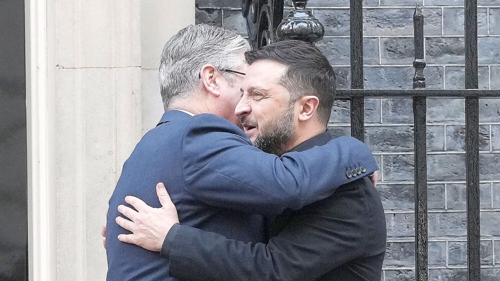 Der britische Premier Starmer sicherte Selenskyj weitere Unterstützung zu. Foto: Kirsty Wigglesworth/Pool AP/AP/d