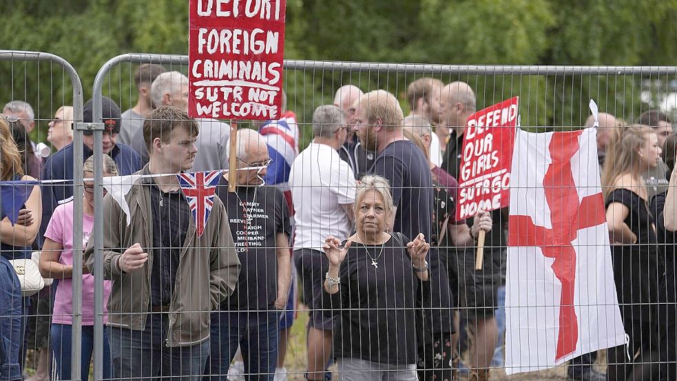 Der Fall eines Asylbewerbers, der eine 14-Jährige im englischen Epping belästigte, wurde zum Anlass für wochenlange Proteste. (Archivfoto) Foto: Jordan Pettitt/PA/AP/dpa