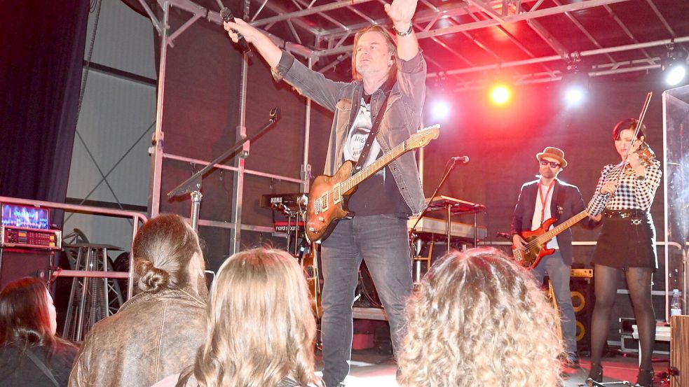 Ray Wilson spielte mit seiner Band in Rhauderfehn. Foto: Holger Weers