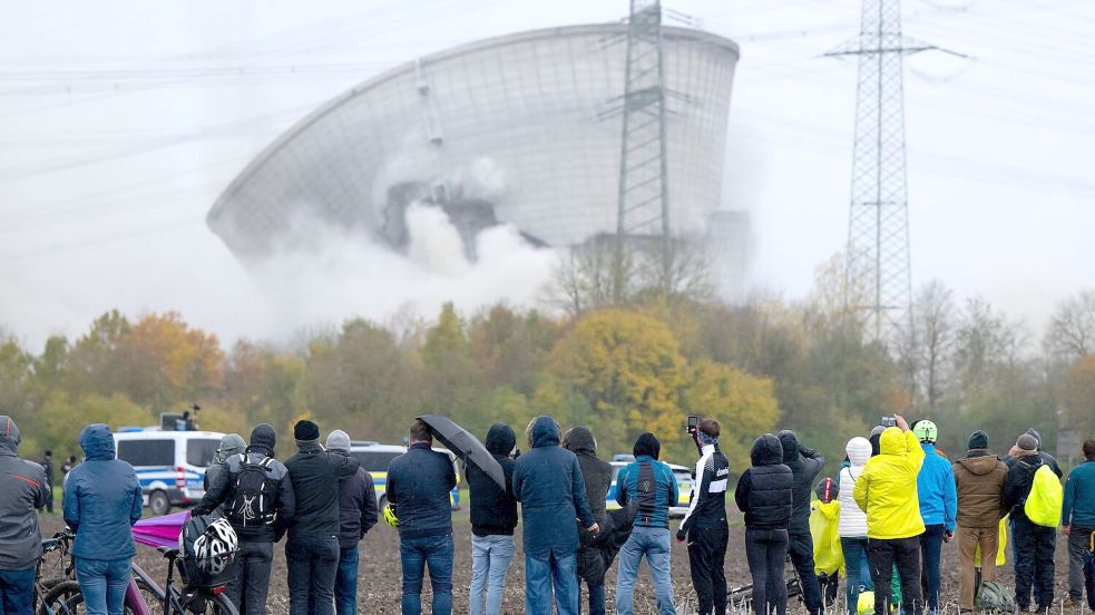 Der zweite Kühlturm des stillgelegten Kernkraftwerkes Gundremmingen stürzt nach der Sprengung zusammen Foto: Sven Hoppe