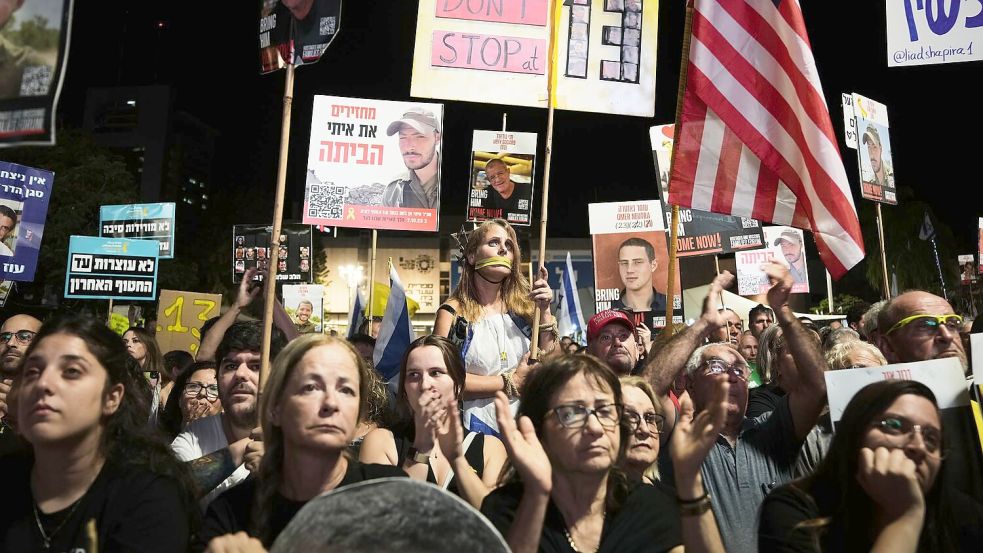 In Israel fordern Zehntausende Menschen die Rückgabe der restlichen toten Geiseln der Hamas. Foto: Mahmoud Illean/AP/dpa