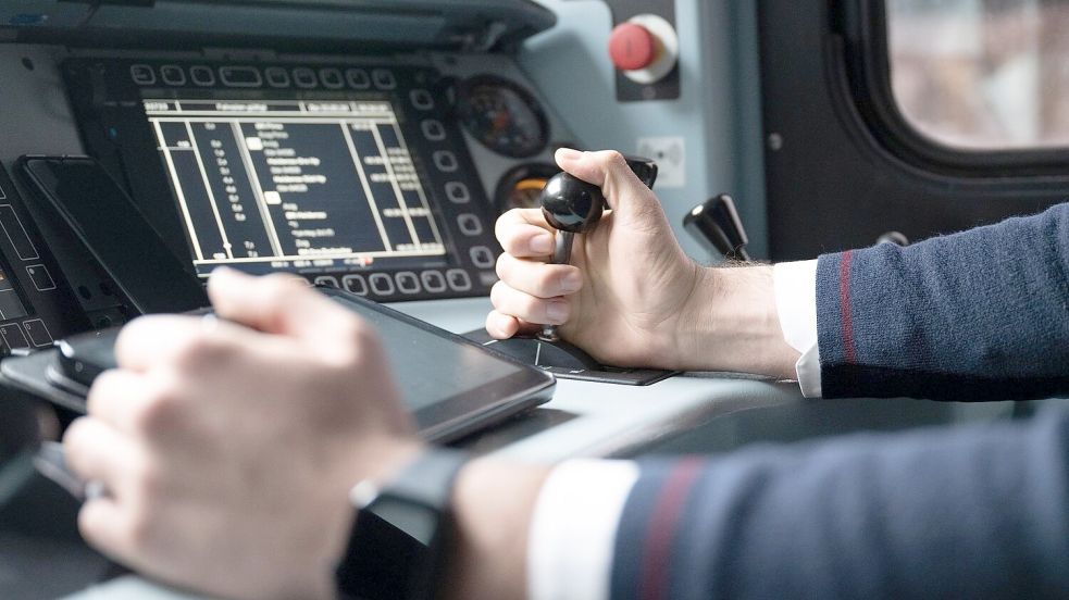 Insbesondere im operativen Bereich sucht die Bahn weiterhin Personal - und stellt nun trotz Krise Tausende Auszubildende ein. (Archivbild) Foto: Sebastian Kahnert