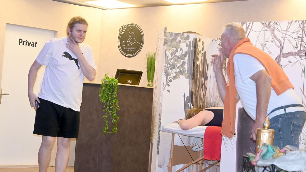 Die Theatergruppe „Einigkeit Völlenerfehn“ feierte ihre Rückkehr in den Schulfestsaal der Grundschule Völlenerfehn. Fotos: Holger Weers