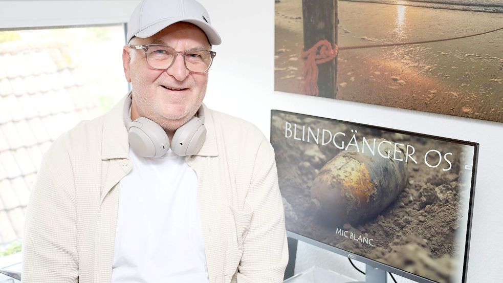 Im heimischen Arbeitszimmer hat der Osnabrücker Michael Blank seinen „Blindgänger-Rap“ mithilfe von künstlicher Intelligenz produziert. Foto: Thomas Wübker