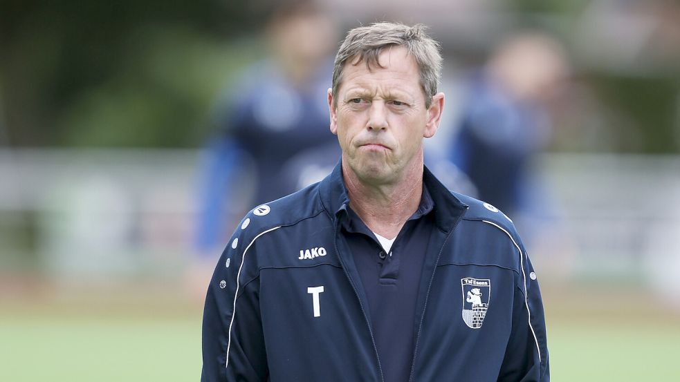 Trainer Ralf Backhaus sucht mit seinem Team den Weg aus der Ergebnis-Misere. Foto: Jens Doden/ Emden