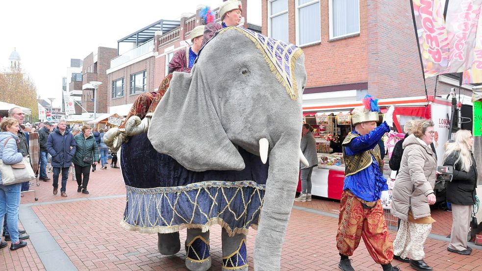 Walking-Acts und Straßentheater sind beim Adrillenmarkt die Hingucker in der Fußgängerzone. Foto: Bodo Wolters/Archiv