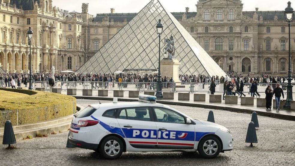 Auch nach der Festnahme von zwei Verdächtigen fehlt noch immer die Beute des spektakulären Kunstraubs im Pariser Louvre. Foto: Thomas Padilla/AP/dpa