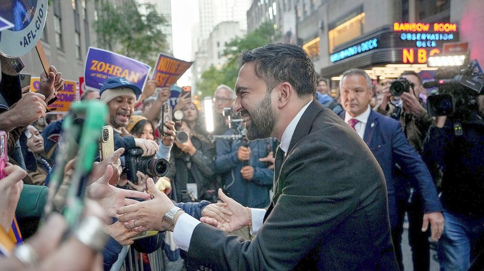 Mamdani mobilisiert vor allem von junge Menschen, Wähler mit Migrationsgeschichte und Gewerkschaften. (Archivbild) Foto: Angelina Katsanis/AP/dpa