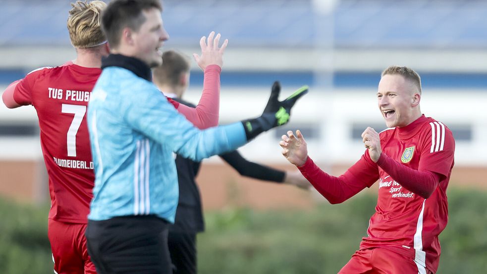 Jubel beim TuS Pewsum: Nach toller Vorarbeit von Jannik Stomberg (rechts) erzielte Marke Hinrichs (links verdeckt) das 1:0.