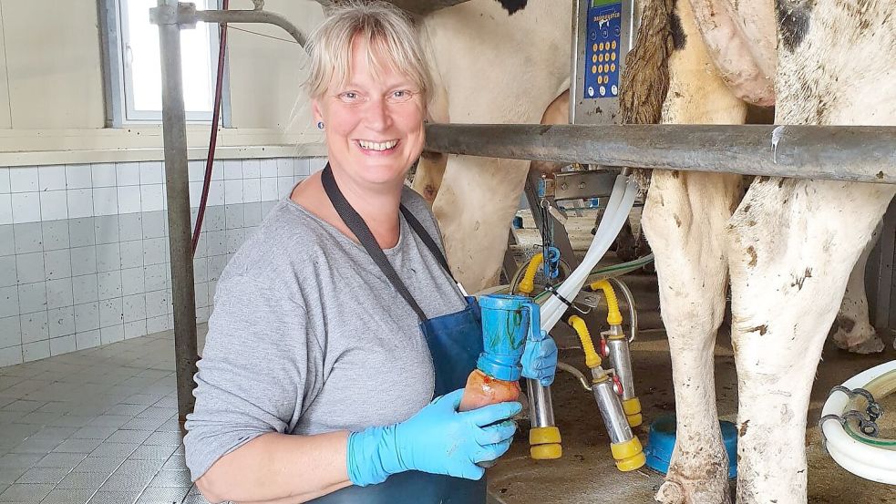 Für Christiane Gromöller ist einer ihrer Lieblingsplätze der Melkstand im Kuhstall. Foto: privat