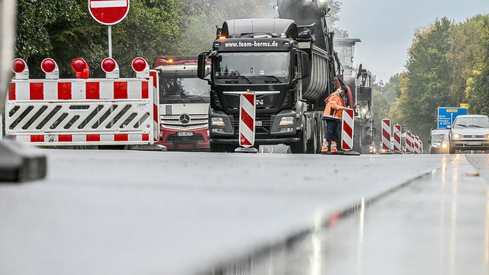 Auf der Bundesstraße 436 bei Nortmoor wird derzeit gearbeitet. Foto: Klaus Ortgies