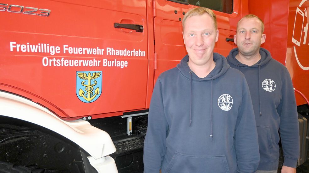 Pascal Bögemann (links) als Ortsbrandmeister und Bernd Behrends (rechts) als sein Stellvertreter bilden zukünftig die Spitze der Freiwilligen Feuerwehr aus Burlage. Foto: Holger Weers