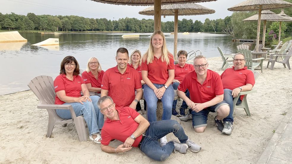 Die Osterfehntjer Spölkoppel spielt zum Straßenfest in Ostrhauderfehn und bringt mit „Bongo Bongo – Besöök van Kongo“ wieder viel Humor auf die Bühne. Foto: Privat/Andree Winkler