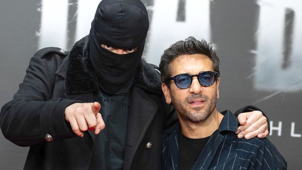 Der Rapper Haftbefehl (links) ist ein Fan großer Posen - hier bei der einer Vorführung zu seiner Dokumentation gemeinsam mit Elyas M’Barek. (Archivfoto) Foto: Christophe Gateau