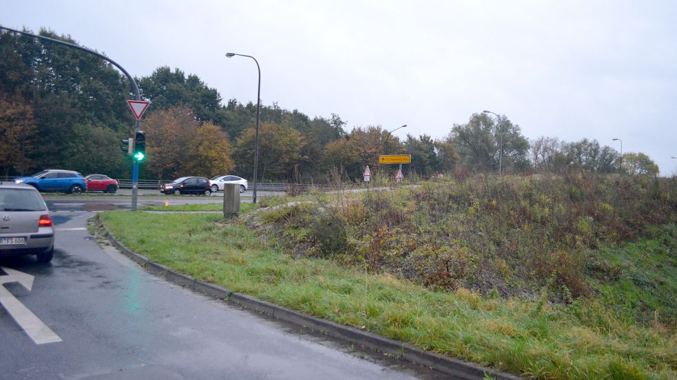 Neben der Ledabrücke im Zuge der Bundesstraße 70 am südlichen Ortsausgang von Leer ist ein großer Sandberg aufgeschüttet worden. Er ist für den Neubau der Brücke gedacht. Weil sich auf der Baustelle nichts tut und der Sandberg bereits von Wildwuchs bedeckt ist, gab es Gerüchte, womöglich sei die falsche Sorte Sand geliefert worden. Doch dem sei nicht so, tritt der Leiter der Straßenbaubehörde Aurich diesen Gerüchten entgegen. Foto: Astrid Fertig