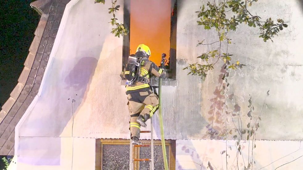 Nachdem die Brandbekämpfung von innen nicht mehr möglich war, musste die Feuerwehr den Brand von außen bekämpfen. Foto: Florian Sprenger