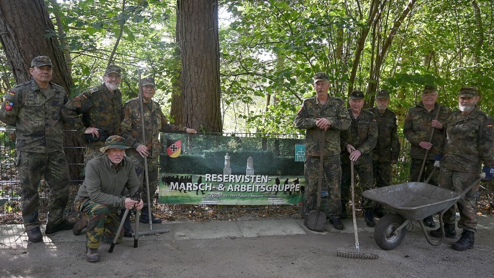 Mit acht Kameraden fingen die Bundeswehr-Reservisten der Marsch- und Arbeitsgruppe Nordrhein-Westfalen / Hessen / Belgien auf der Begräbnisstätte in Esterwegen an zu arbeiten. Später kamen noch zwei Kameraden hinzu. Foto: Holger Weers