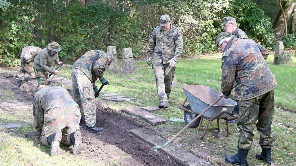 Die Grabreihen wurden neu gestaltet. Dafür wurden die eingesackten Grabplatten aus dem Boden geholt und neu verlegt. Foto: Holger Weers