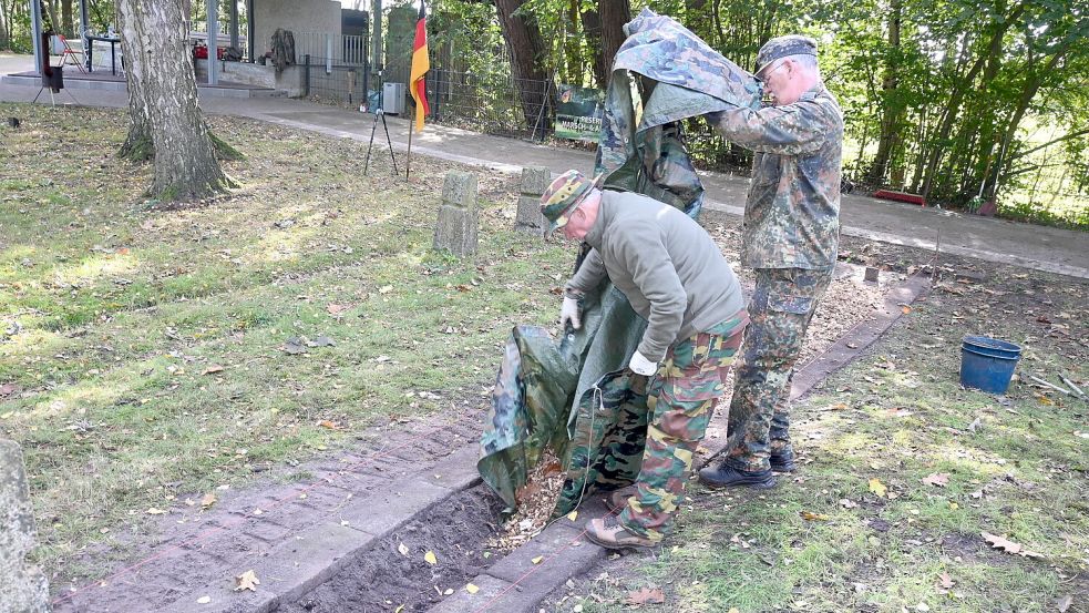 Die Mitte der Gräberreihen wurde mit Rindenmulch aufgefüllt, damit kein Unkraut mehr durchkommt. Foto: Holger Weers