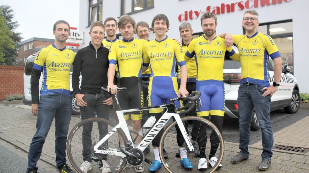 Johannes Adamietz (2., vorne, v. li.) freut sich über die gute Aufnahme von den RRG Fahrern. Martin Kaminski, Lukas Voskuhl, Kai Spinneker, Julian Hellmann, Artur Degner sowie hinten Janko Cvajnar, Sören Michalowski, Heiko Voß. Foto: Peter Vorberg