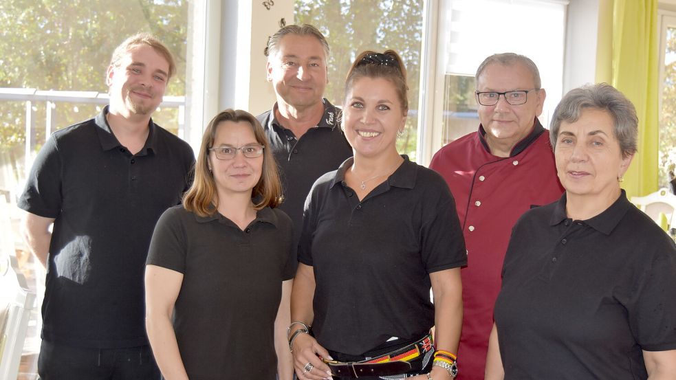 Sie freuen sich über zufriedene Gäste (von links): Lukas Höfer, Silvana Fietz, Frank Wind und Simona Lind, Chefkoch Massimo Gargiulo sowie Margareta Pop. Foto: Prins