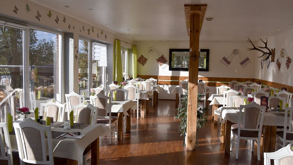 Die Herbstsonne scheint durch die große Fensterfront: Im Lokal können 60 Gäste bedient werden, im Klubzimmer gibt es weitere 40 Sitzplätze. Foto: Prins