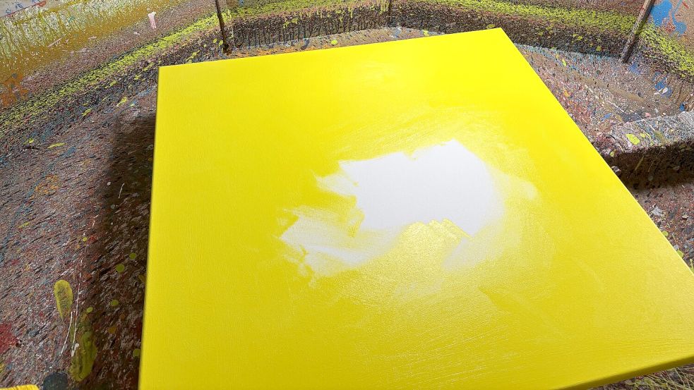 Die Leinwand wird mit gelber Farbe grundiert. Foto: Madita Janßen