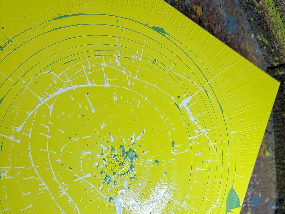 Die ersten Schritte zum Action-Painting sind getan. Foto: Madita Janßen