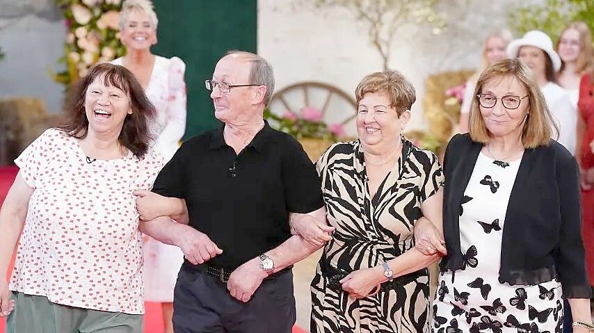 Auf dem Hoffest lernte Walter Speller (von links) Andrea, Katharina und Anna kennen.Foto: RTL/Stefan Gregorowius