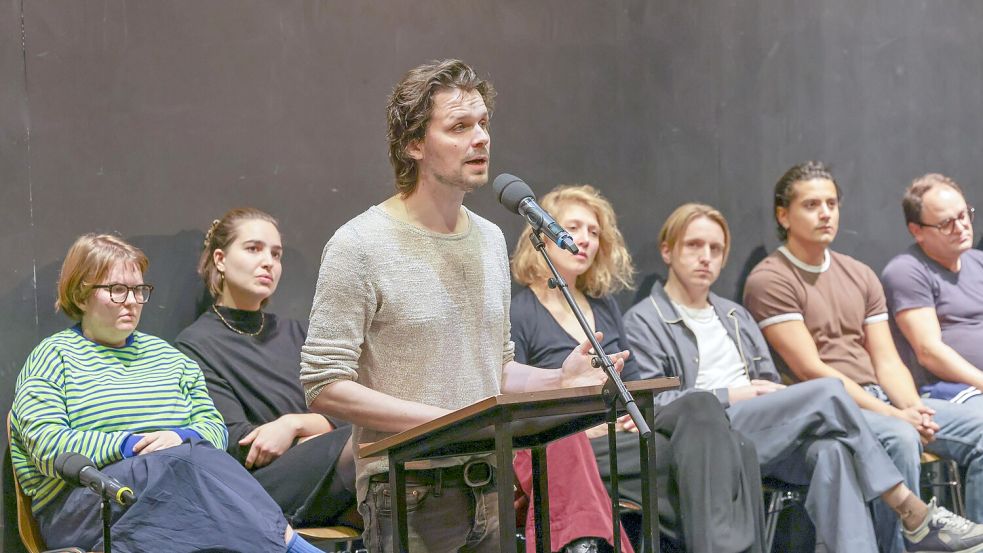Michi Wischniowski ist einer der Sprecher des Schauspiel-Ensembles am Theater Osnabrück und fordert eine Aufarbeitung der „Ödipus“-Affäre. Foto: Jörn Martens