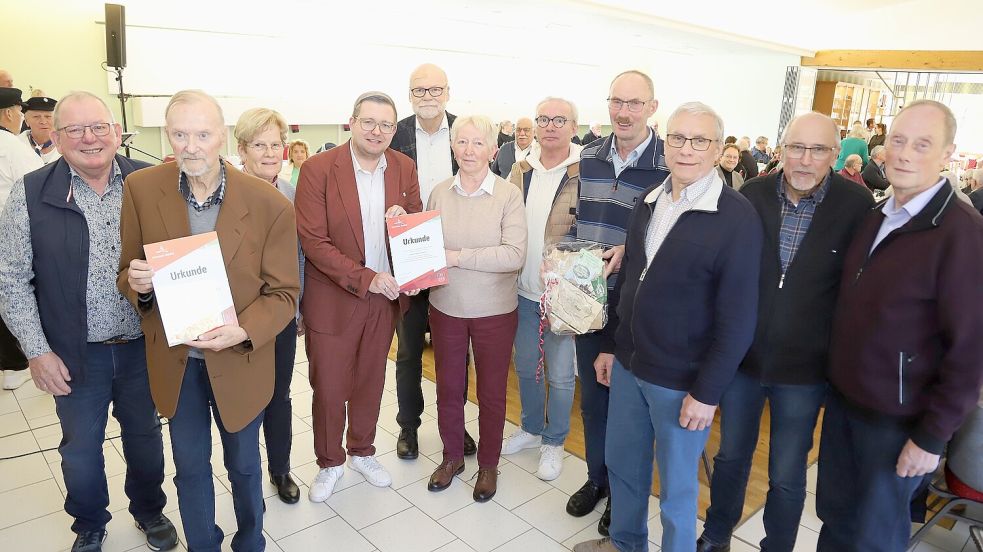 Bürgermeister Nils Anhuth (4. von links), dahinter Festredner Professor Dr. Uwe Meiners und die geehrten Ehrenamtlichen aus der Gemeinde Barßel. Foto: Horst Kruse