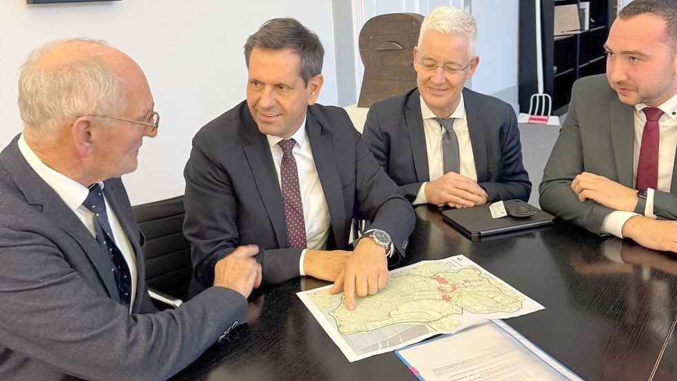 Oberdeichrichter Meint Hensmann (links), der Landtagsabgeordnete Nico Bloem (von rechts) und Landrat Matthias Groote trafen sich in der Staatskanzlei mit Ministerpräsident Olaf Lies, um für das Schlickprojekt im Rheiderland zu werden. Foto: Staatskanzlei