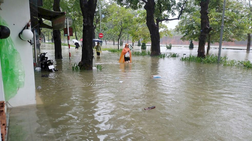Viele Straßen in Hue standen unter Wasser. Foto: Hoang Le Y Minh