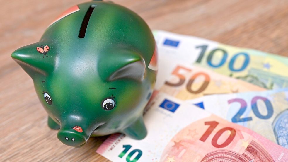 Viele Menschen in Deutschland sparen regelmäßig. (Symbolbild) Foto: Patrick Pleul