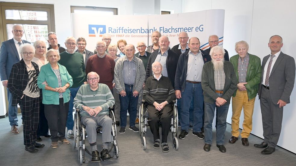Die Raiffeisenbank Flachsmeer ehrte in diesem Jahr insgesamt 29 Personen, die seit 65 Jahren, 60 Jahren und 50 Jahren Mitglied der Genossenschaftsbank sind. Zehn Geehrte konnten an der kleinen Feier nicht teilnehmen. Sie erhalten ihre Ehrung zu einem späteren Zeitpunkt. Foto: Holger Weers