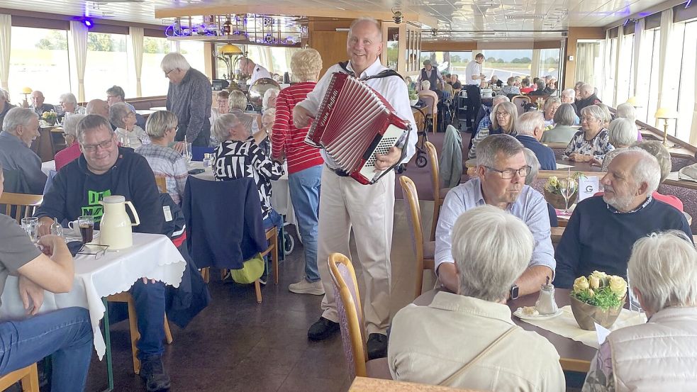 Ausgelassene Stimmung herrschte bei den mehr als 200 Senioren, die an der Seniorenfahrt des Ortsrates Völlen teilgenommen haben. Mit der Warsteiner Admiral (Foto) wurde eine Fahrt auf der Ems unternommen. Foto: Ortsrat Völlen