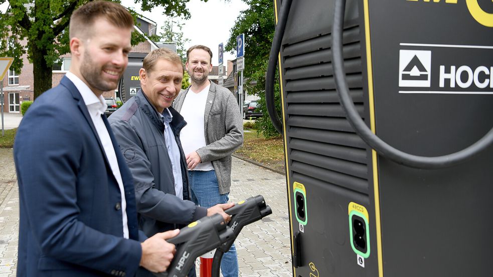 Freuen sich über die Ladestation in Remels (von links): Kevin Tortora, Geschäftsführer EWE Go/Hochtief, Uplengens Bürgermeister Heinz Trauernicht und sein allgemeiner Vertreter Malte van Mark. Foto: Melchert Stromann